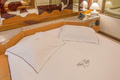 Hotel Motel Play Love