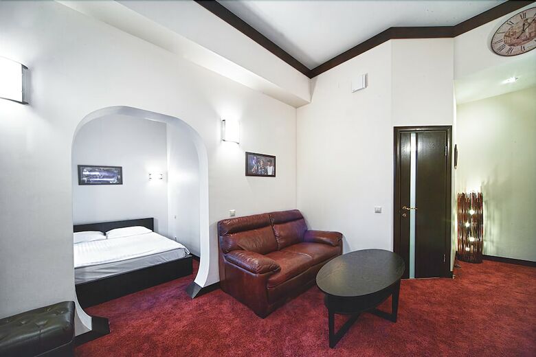 4 Rooms Hotel