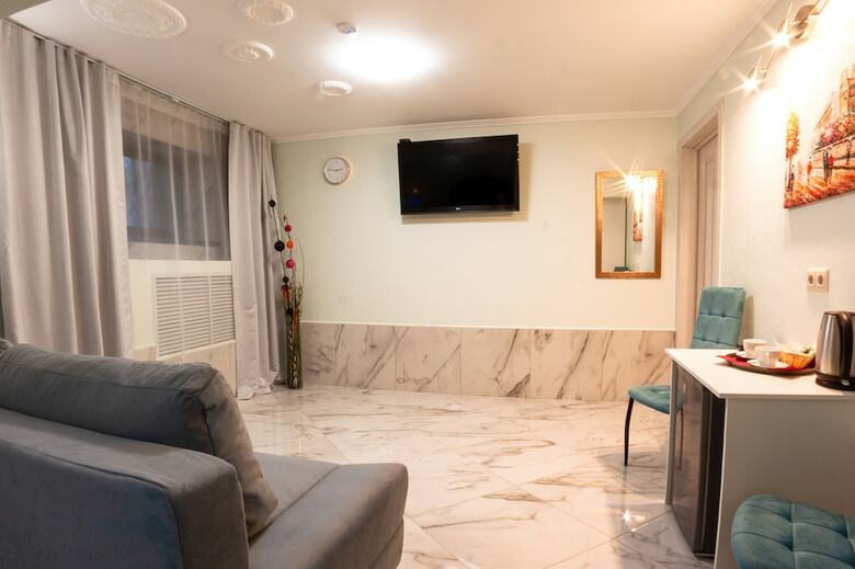 4 Rooms Hotel