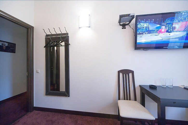 4 Rooms Hotel