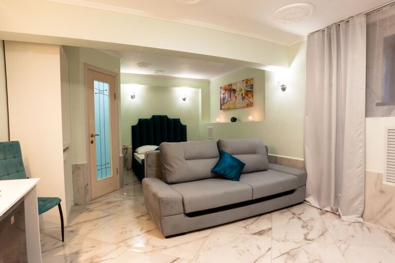 4 Rooms Hotel