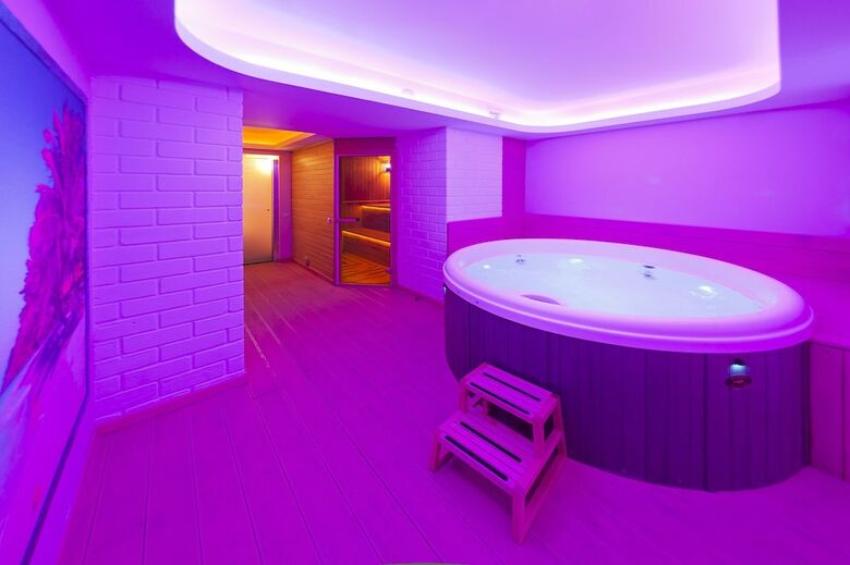 4 Rooms Hotel
