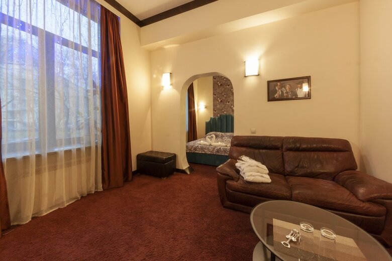 4 Rooms Hotel