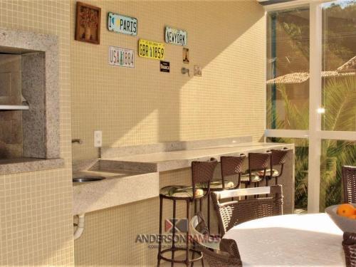 Apartamento 1076 Praia de Bombinhas Com 3 Su�tes �tima Op��o.