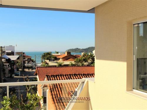Apartamento 1076 Praia de Bombinhas Com 3 Su�tes �tima Op��o.