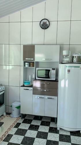 Casa, 1 Quadra Da Praia.