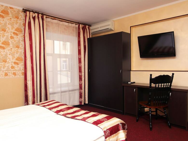 Dynasty Hotel