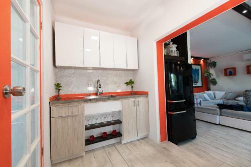 Apartamento Orange Cottage Steps To The Beach 2 Br