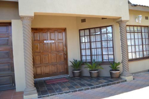 Triple Palms Bed And Breakfast