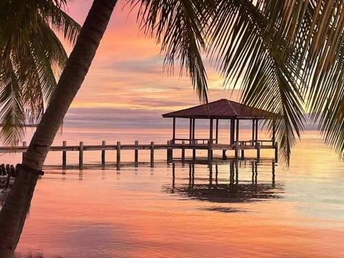 Hotel Coco's Beachfront Cabanas