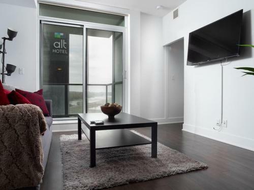 Luxury 2br Suite With Riverfront Views Pool Table Rooftop Patio Bbq Coffee