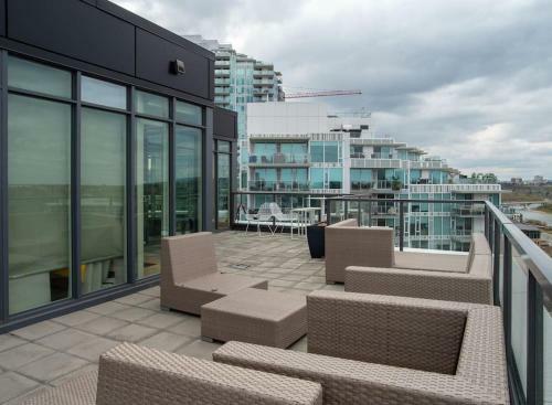 Luxury 2br Suite With Riverfront Views Pool Table Rooftop Patio Bbq Coffee