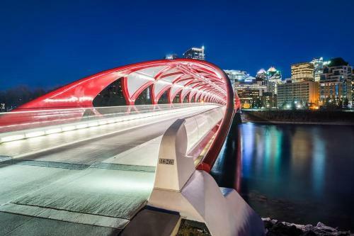 Luxury 2br Suite With Riverfront Views Pool Table Rooftop Patio Bbq Coffee
