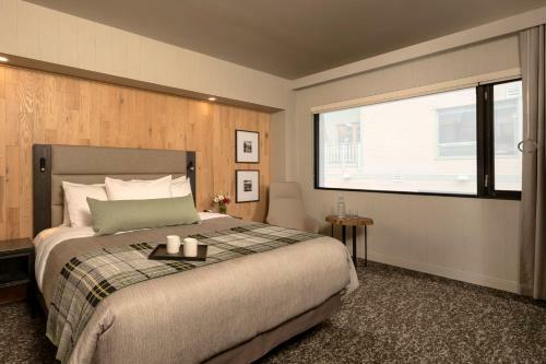 Peaks Hotel And Suites