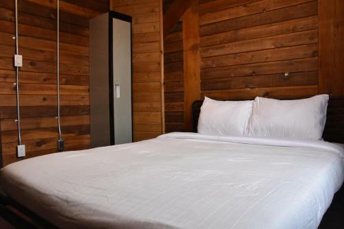 Party Hostel - The Canmore Hotel Hostel