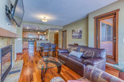 Rundle Rise - Spacious Condo Steps From Main Street