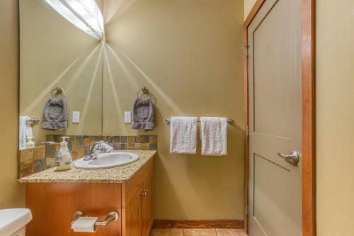 Rundle Rise - Spacious Condo Steps From Main Street
