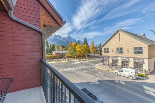 Rundle Rise - Spacious Condo Steps From Main Street