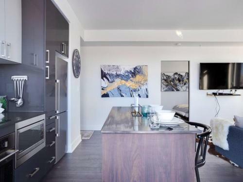 Sweeping Views Luxury 2br Suite Pool Table, Rooftop Patio, Bbq, Coffee