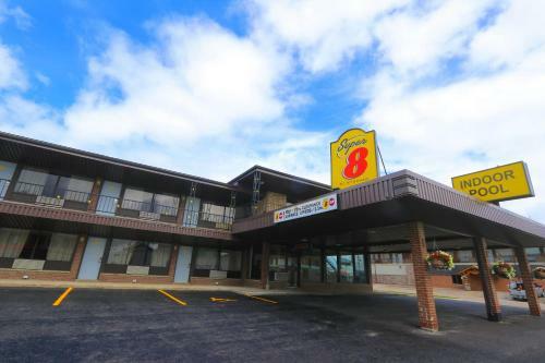Hotel Super 8 By Wyndham Hearst On