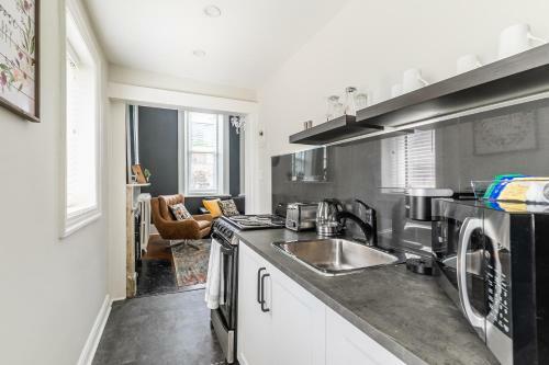 Upscale 1br - Boutique Apartment - Prime Location Downtown!