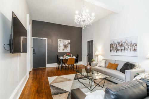 Upscale 1br - Boutique Apartment - Prime Downtown Location!