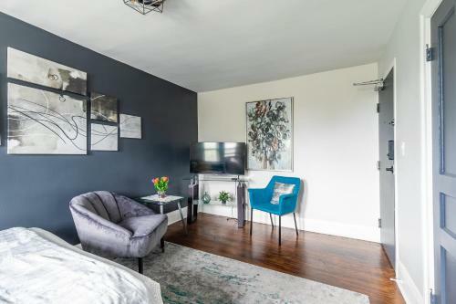 Upscale Studio - Boutique Apartment - Prime Downtown Location!