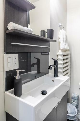 Upscale Studio - Boutique Apartment - Prime Downtown Location!