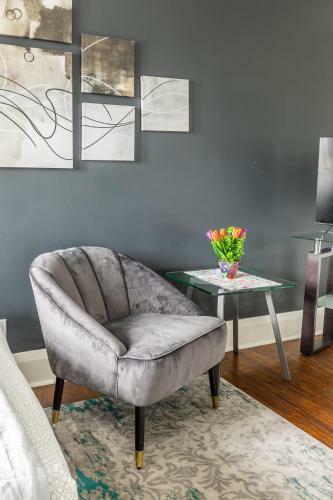Upscale Studio - Boutique Apartment - Prime Downtown Location!