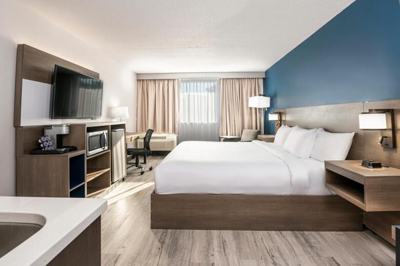 Hotel Comfort Suites Kingston Central