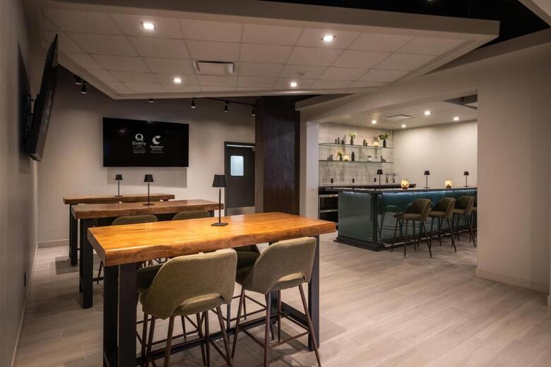 Hotel Comfort Suites Kingston Central