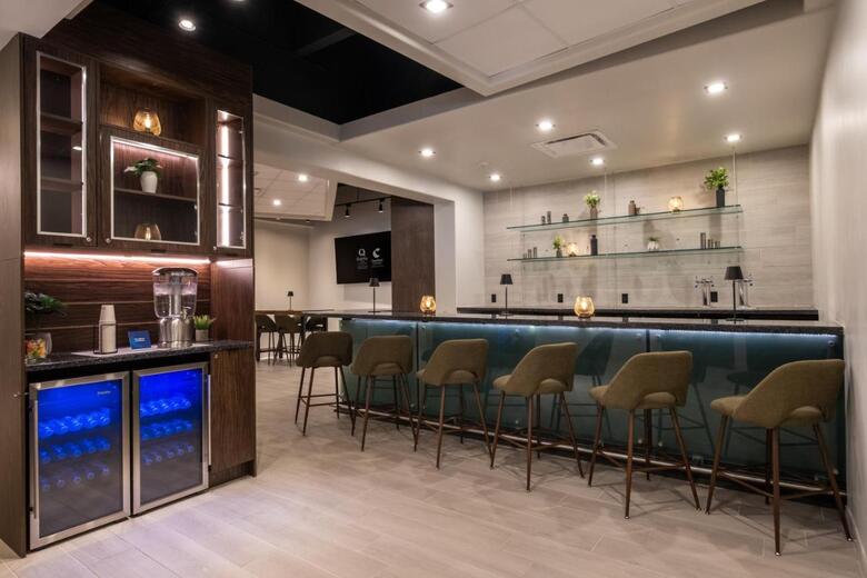 Hotel Comfort Suites Kingston Central