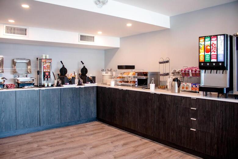 Hotel Comfort Suites Kingston Central