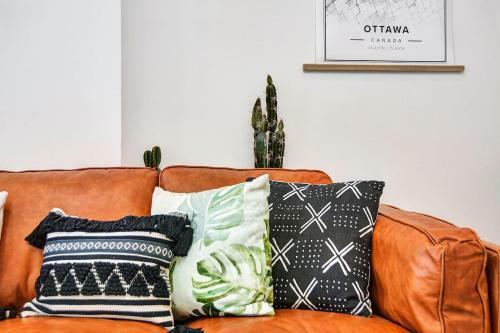 200 Year Old Heritage Home, Original Exposed Stone!