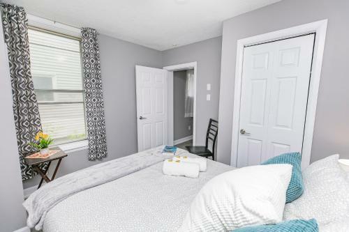 Newly Renovated - Modern 1br Apartment - Prime Walk Score!