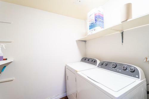 E- Beautiful Private Room 2 Double Beds & Tv!