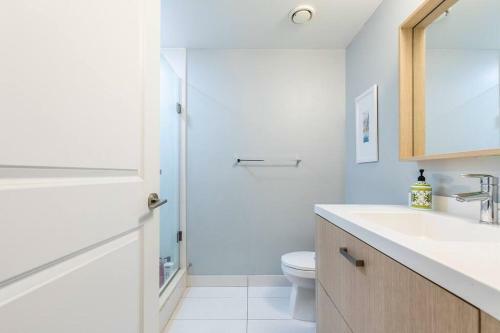 Designer Luxury 3bed Condo King Bed And Desk