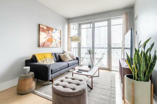 Designer Luxury 3bed Condo King Bed And Desk