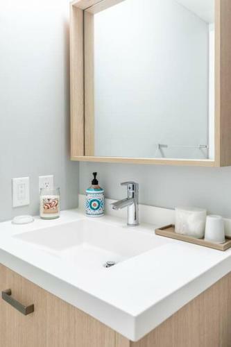 Designer Luxury 3bed Condo King Bed And Desk