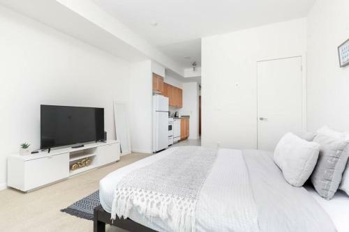 Amazingly Located Studio With Lake Views