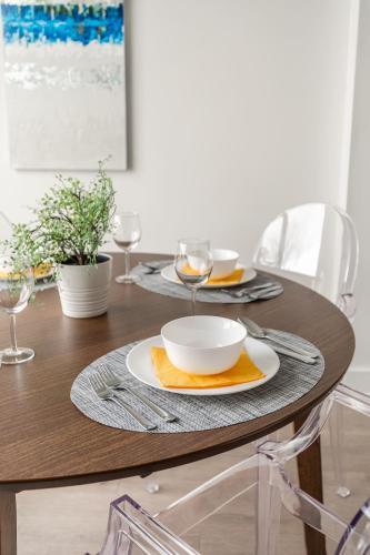 New - Upscale 3br Apartment - Near High Park!
