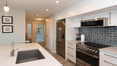 Otter Grotto 1 Bed Suite - Oceanfront Relaxation