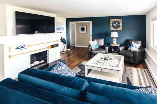 Beach Front Oasis 15 Mins From Downtown Victoria