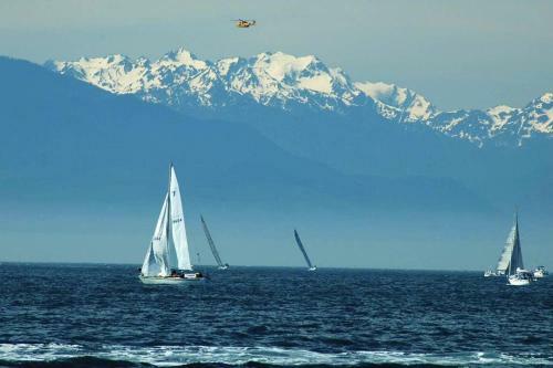 Beach Front Oasis 15 Mins From Downtown Victoria