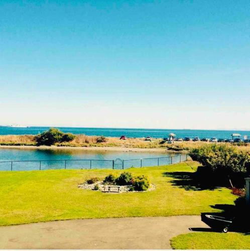 Beach Front Oasis 15 Mins From Downtown Victoria