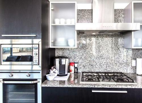 Luxe Downtown Condo With Stunning Views !!