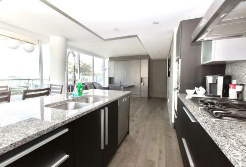 Luxe Downtown Condo With Stunning Views !!