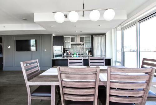 Luxe Downtown Condo With Stunning Views !!