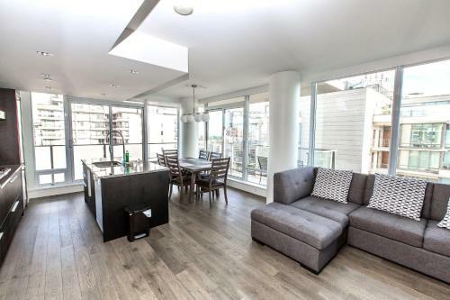 Luxe Downtown Condo With Stunning Views !!