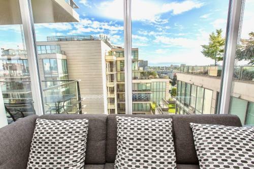 Luxe Downtown Condo With Stunning Views !!